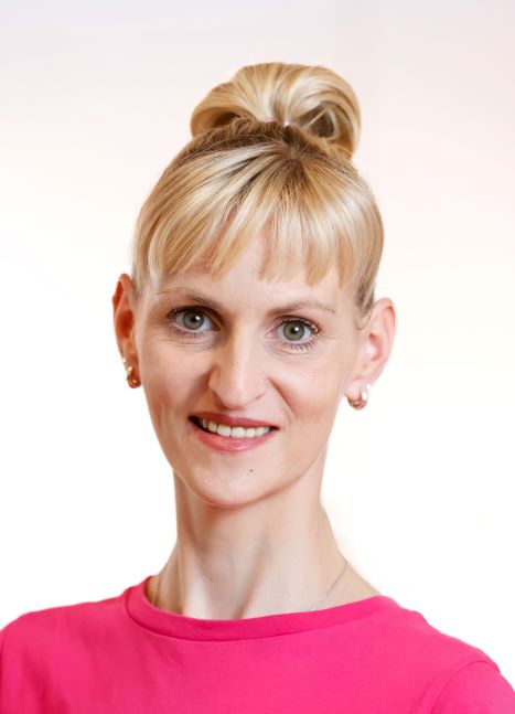 Anja Meinel, Diplom-Betriebswirtin (BA), Controling, betriebliches Rechnungswesen, zertifizierte Kursleiterin fitdankbaby MINI und fitdankbaby MAXI, lizensierte Trainerin für Yoga